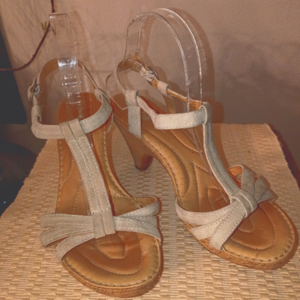 Born Elegant Cream Women's Sandals Size9.good Condition